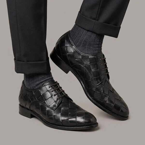 Elegant vintage black derby for men in woven leather